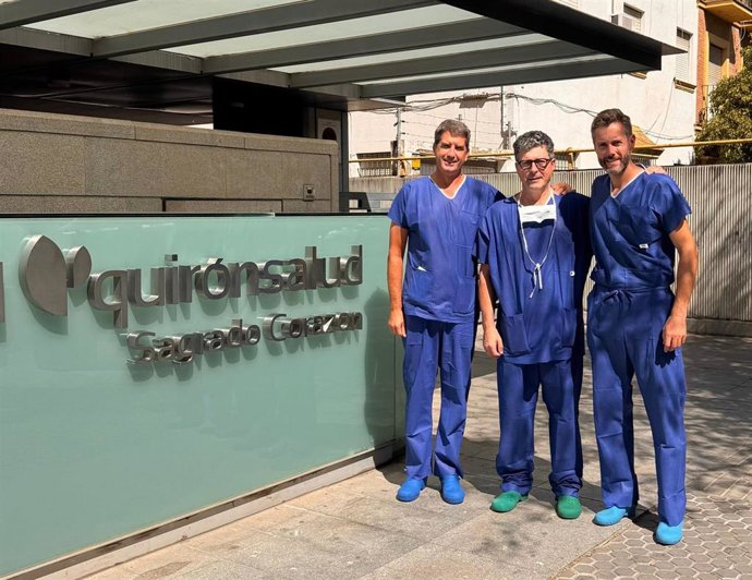 Los doctores José Lirola, Daniel Cansino y Paulo Rego, a las puertas del Quirónsalud Sagrado Corazón.