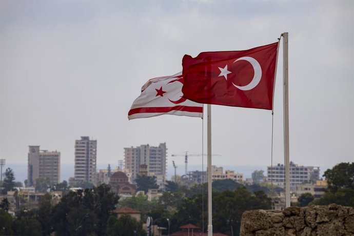 Archivo - Arquivo - Bandeiras da Turquia e da República Turca do Norte do Chipre.