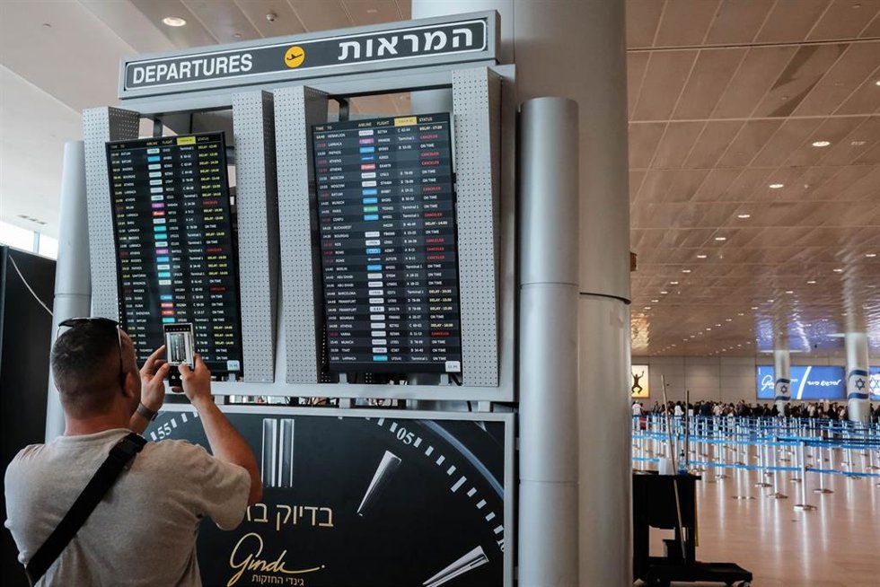Archivo - Una pantalla con vuelos en el Aeropuerto de Ben Gurión, en Israel (archivo)