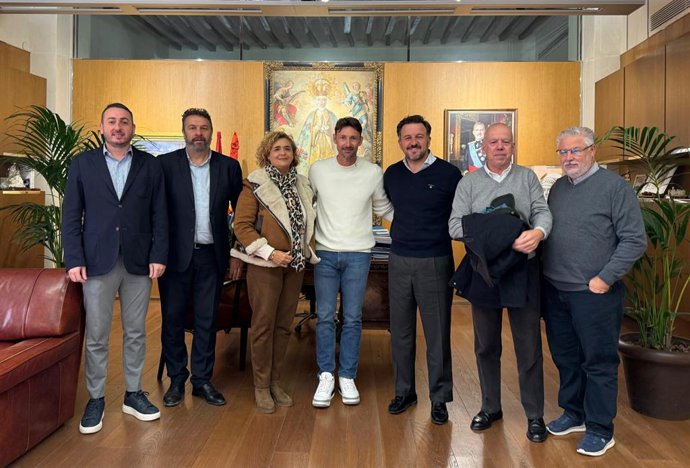 El ex número uno del mundo, el extenista Juan Carlos Ferrero, ha animado a visitar Elche tras ser nombrada Capital Mediterránea del Deporte en 2026 en una reunión con el alcalde de la ciudad, Pablo Ruz.