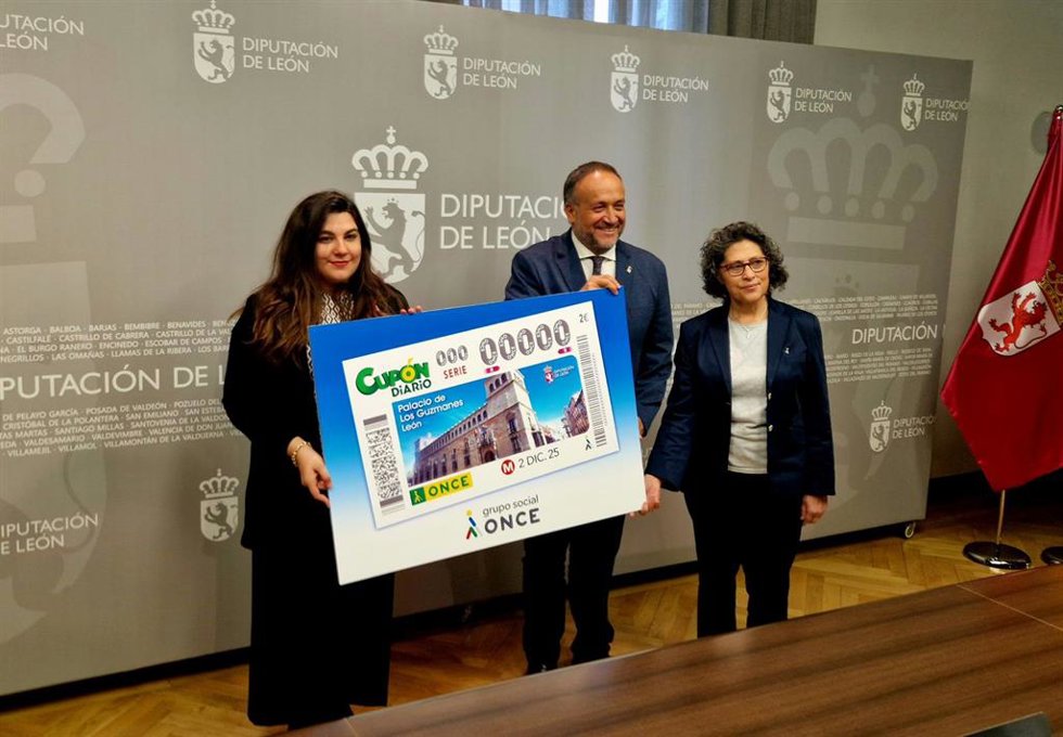 El presidente de la Diputación de León, Gerardo Álvarez Courel (centro); la consejera de la ONCE en Castilla y León, María Ángeles Ramos (derecha) y la directora de la ONCE en León, María Quindós (izquierda).