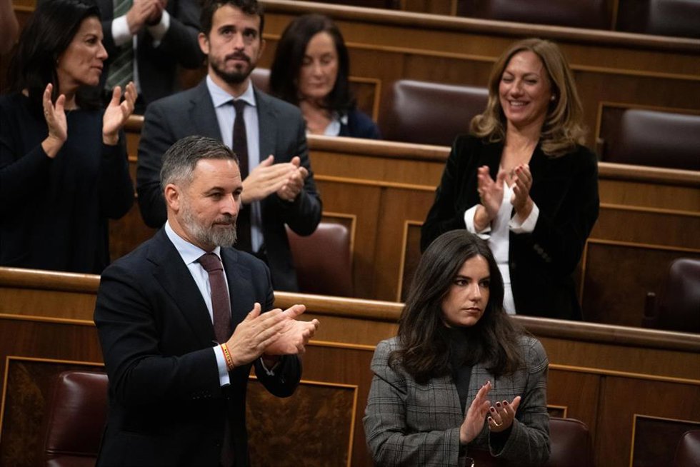 El presidente de Vox, Santiago Abascal, y la portavoz de Vox en el Congreso, Pepa Millán, durante una sesión plenaria, en el Congreso de los Diputados, a 27 de noviembre de 2025, en Madrid (España).