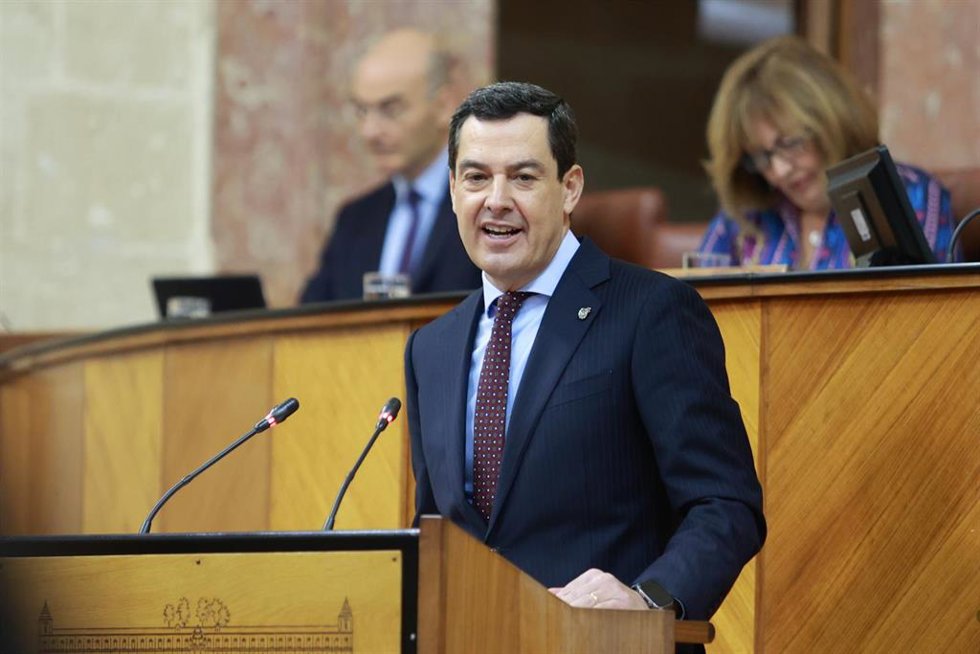 El presidente de la Junta de Andalucía, Juanma Moreno, este jueves en su intervención de inicio del Debate sobre el estado de la Comunidad, que se celebra en el Parlamento. 