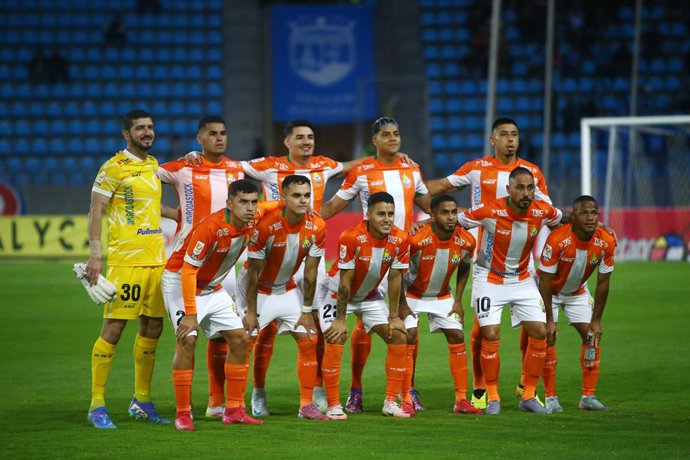 Futbol, Deportes Iquique vs Cobresal. Fecha 28, Liga de Primera 2025. Los jugadores de Cobresal posan a los fotografos antes del partido de primera division disputado en el estadio Tierra de Campeones de Iquique, Chile. 21/11/2025 Alex