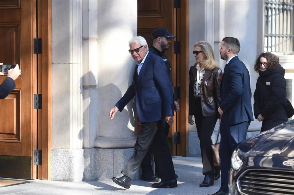 El expresidente del Gobierno, Felipe González, a su llegada al acto homenaje a Javier Lambán, en el Senado, a 27 de noviembre de 2025, en Madrid (España). 