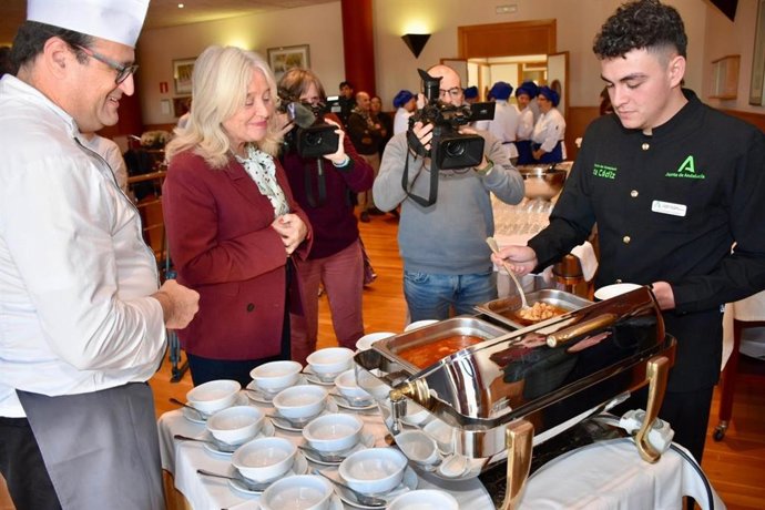 La delegada de la Junta en Cádiz, Mercedes Colombo, en una jornada gastronómica celebrada en la Escuela de Hostelería de Cádiz por el Día de la Bandera de Andalucía