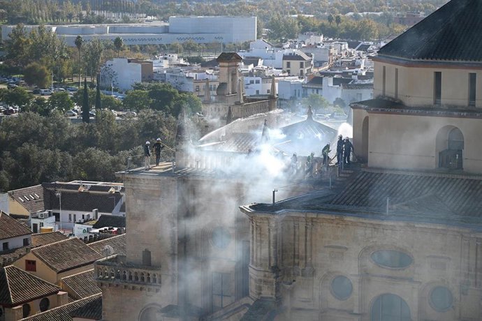 Un momento del simulacro de incendio en el cimborrio de la Mezquita-Catedral de Córdoba.