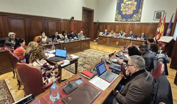 Sesión del pleno de la Diputación de Palencia que ha aprobado el presupuesto para 2026, el más alto de su historia.