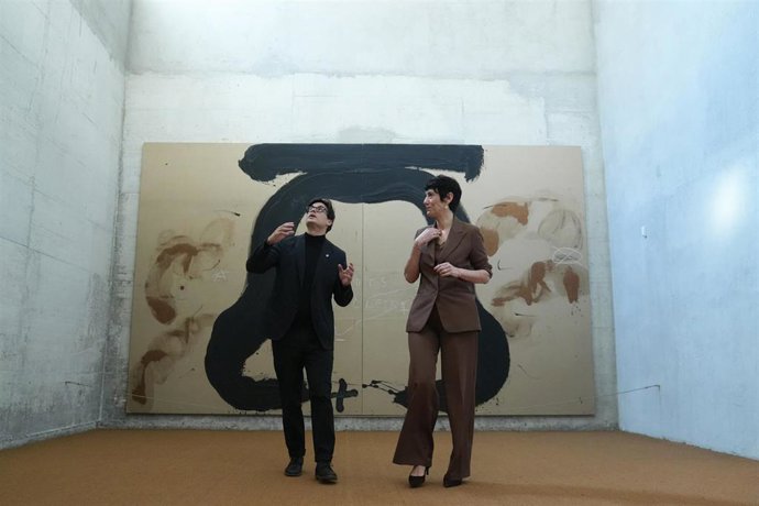 La ministra de Seguridad Social y Migraciones, Elma Saiz, acompañada por el vicerrector de la UPF, Pablo Pareja