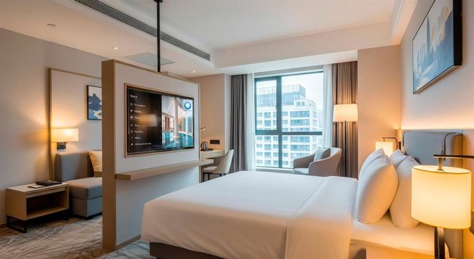 Habitación de hotel con televisor