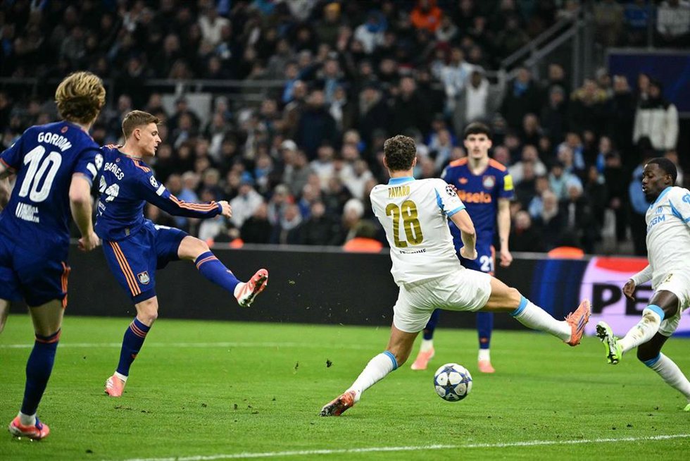 El jugador del Newcastle Harvey Barnes, ante el Olympique de Marsella.