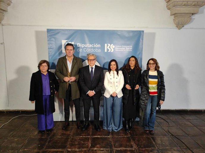 Autoridades antes del acto de celebración de los 40 años de trayectoria y andadura de los Servicios Sociales Comunitarios en la provincia de Córdoba.