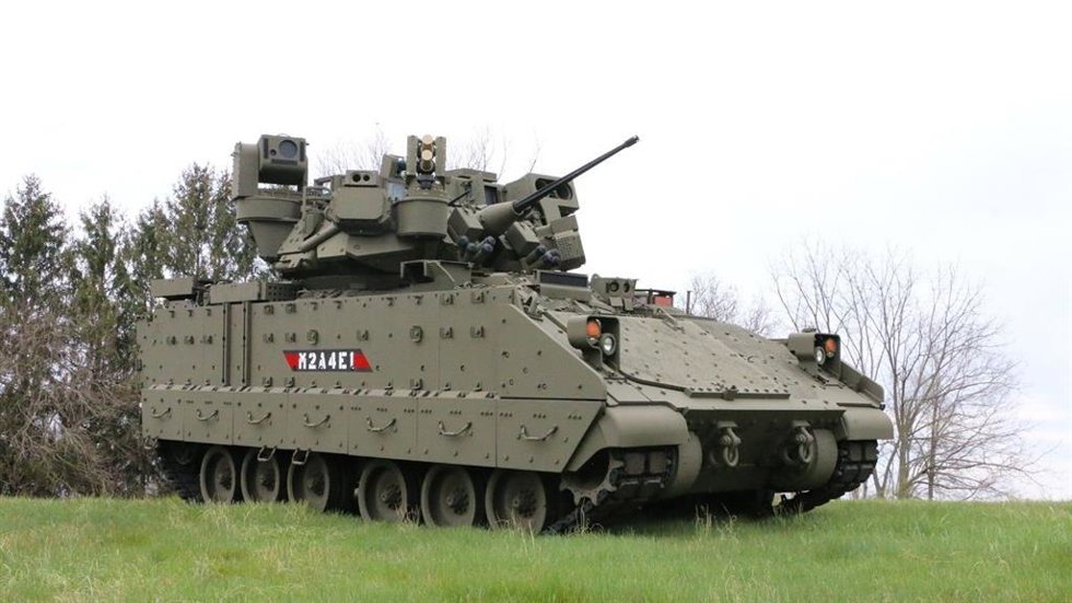 Archivo - Un blindado Bradley de BAE Systems