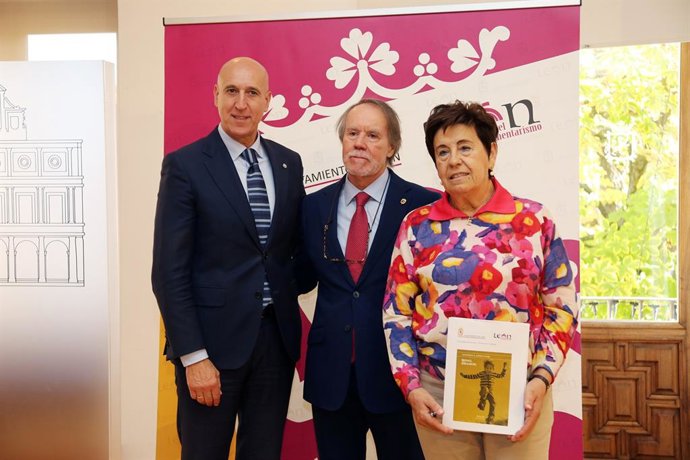 El alcalde de León, José Antonio Diez (izquierda), con el autor premiado, el escritor y poeta Santiago López Navia (centro) y la concejala de Acción y Promoción Cultural, Elena Aguado (derecha).