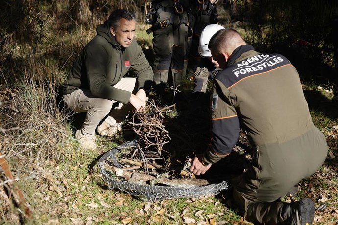 El consejero de Medio Ambiente, Agricultura e Interior de la Comunidad de Madrid, Carlos Novillo, junto a miembros del Grupo de Intervención en Altura del Cuerpo de Agentes Forestales (GIAM)