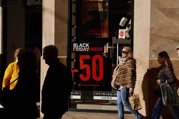 Imagen de un escaparate de rebajas por Black Friday.