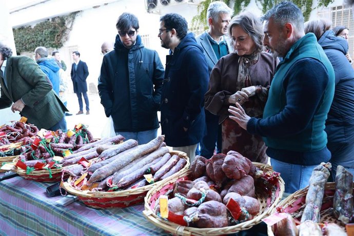 La consejera de Sostenibilidad y Medio Ambiente, Catalina García, visita la III Muestra de Productos Agroalimentarios y Artesanales Dehesas de Sierra Morena, que organiza la Delegación territorial.