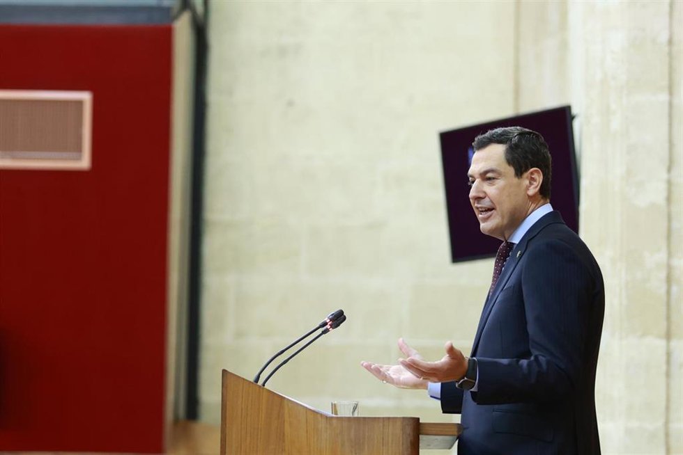 El presidente de la Junta de Andalucía, Juanma Moreno (i), junto al presidente del Parlamento andaluz, Jesús Aguirre (d), se dirige al hemiciclo del Parlamento andaluz para intervenir en el último Debate de la Comunidad Autónoma de la actual legislatura