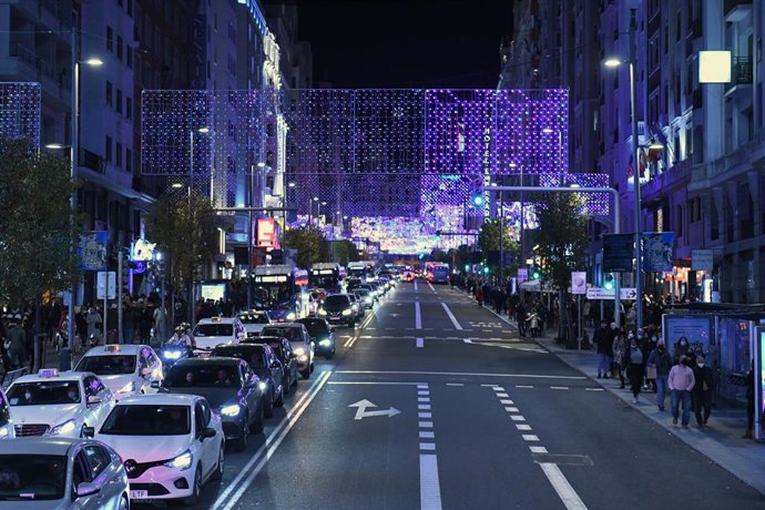 Archivo - Luces de Navidad desde el autobús Naviluz el primer día de la puesta en marcha del servicio en 2021, a 26 de noviembre de 2021, en Madrid (España). El Ayuntamiento de Madrid pone en marcha un año más el autobús de la Navidad, Naviluz, para recor
