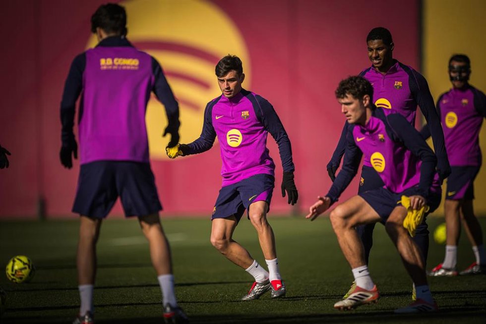 Pedri, en el centro, en el entrenamiento del FC Barcelona del 27 de noviembre en la Ciutat Esportiva Joan Gamper