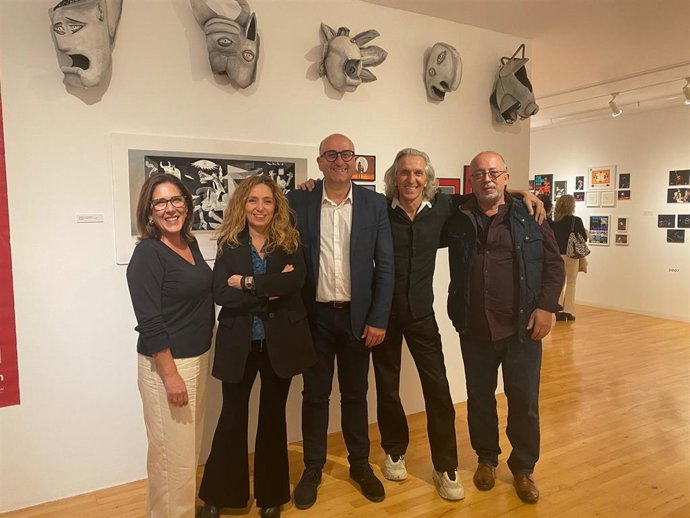 El vicepresidente de Cultura de la Diputación, Manuel López Mestanza, ha inaugurado este pasado miércoles la muestra junto a Fernando Hurtado, bailarín y director de esta compañía que nació en el año 2000 en Gijón.