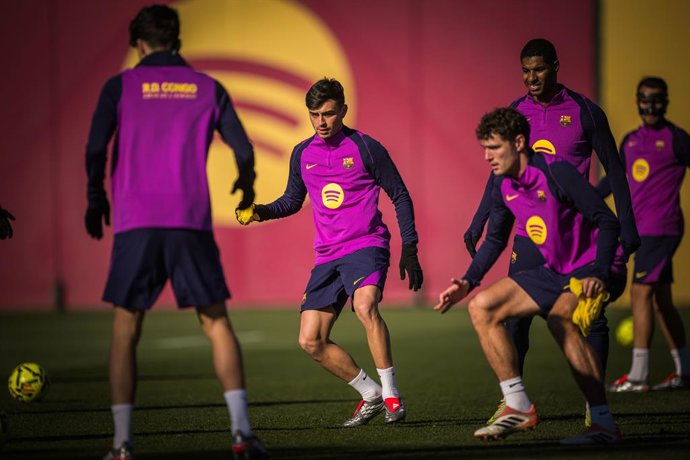 Pedri, no centro, na sessão de treinamento do FC Barcelona em 27 de novembro na Ciutat Esportiva Joan Gamper.