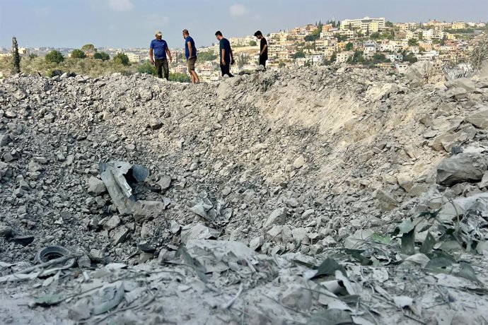ABBASSIYEH, 6 de novembro de 2025 -- Esta foto, tirada em 6 de novembro de 2025, mostra libaneses inspecionando o local de um ataque aéreo israelense na cidade de Abbassiyeh, no Líbano. Uma pessoa foi morta e outras três ficaram feridas na quinta-feira em