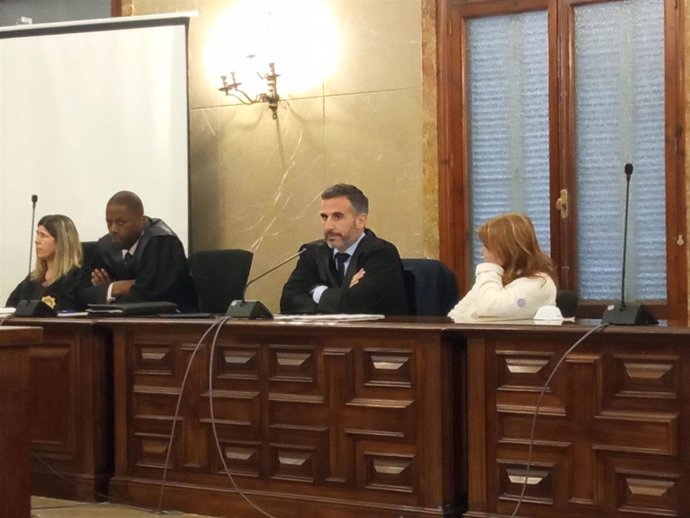 La acusada, vestida de blanco, en la Audiencia.