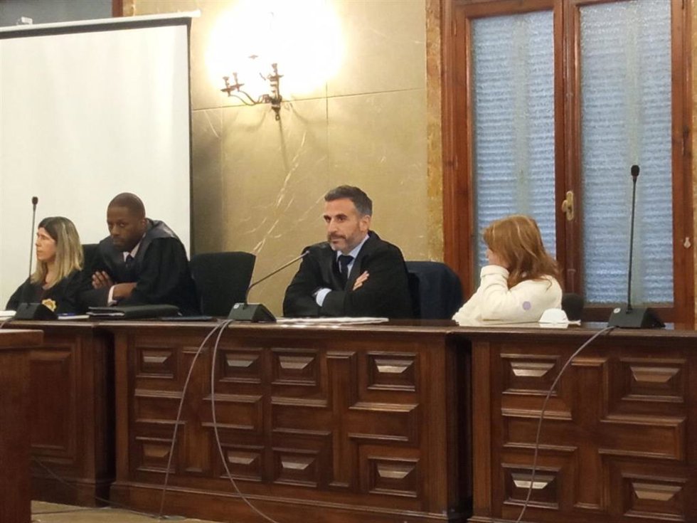 La acusada, vestida de blanco, en la Audiencia.