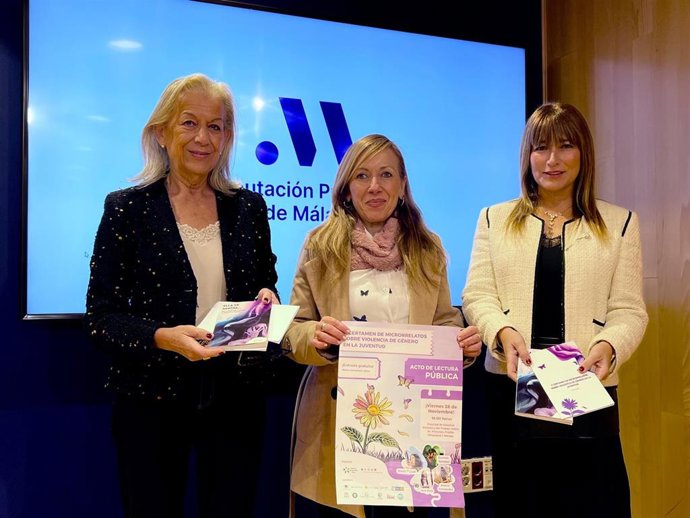 La vicepresidenta y responsable del Centro de Ediciones de la Diputación, María Francisca Caracuel, junto a la delegada de Inclusión Social, Juventud, Familias e Igualdad de la Junta de Andalucía, Ruth Sarabia, y la directora de AIJ, Ana Belén Domínguez.
