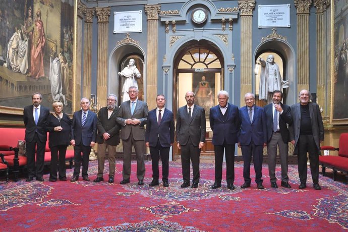 El exsecretario general de UGT, Cándido Méndez (4i), el presidente de la Junta de Castilla-La Mancha, Emiliano García-Page (6i), el presidente del Senado, Pedro Rollán (5d), y el expresidente del Gobierno, Felipe González,(4d), durante el acto homenaje a 