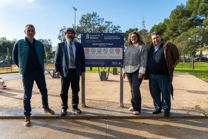 El vicepresidente primero del Consell de Mallorca y conseller de Medio Ambiente, Medio Rural y Deportes, Pedro Bestard, junto al director insular de Deportes, Toni Prats, la primera teniente alcalde y delegada de Espacios Públicos y Servicios del Ayuntam