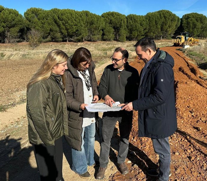El director general de Desarrollo Rural, Jorge Izquierdo, acompañado por la delegada territorial de la Junta en Valladolid, Raquel Alonso, viistan las obras de infraestructura de la concentración parcelaria San Román de Hornija II, en Valladolid.