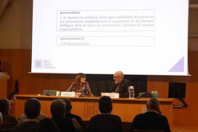 Presentación de las actualizaciones de la Sección Filológica del Institut d'Estudis Catalans del Diccionari de la Llengua catalana de l'IEC (DIEC) con 117 artículos nuevos y 258 modificaciones o ampliaciones.