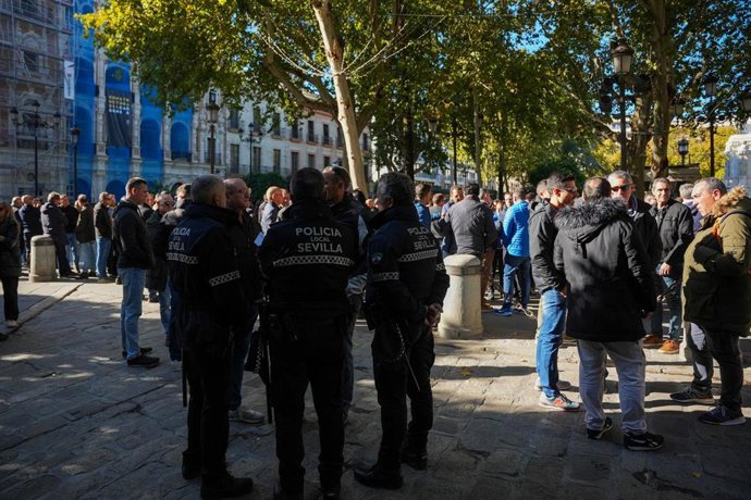 Concentración sindical de la Policía Local de Sevilla en protesta frente al Ayuntamiento coincidiendo con la celebración de un Pleno Extraordinario este jueves.
