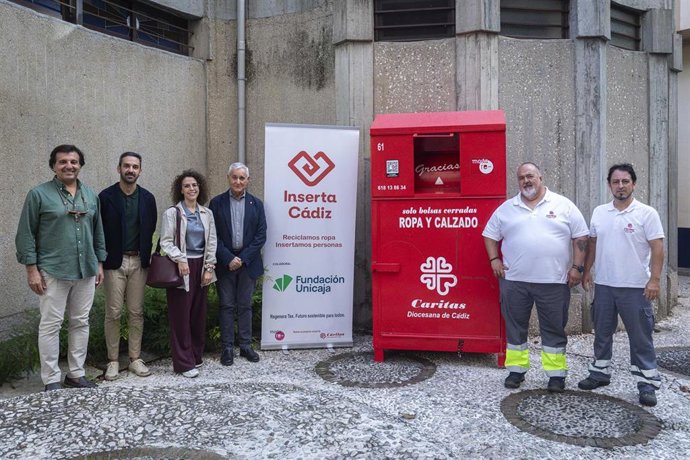 El responsable de Fundación Unicaja en Cádiz, Javier Vela, en una visita a las instalaciones de procesado de los residuos textiles de Iserta Cádiz junto a su presidente, Antonio Coronilla.