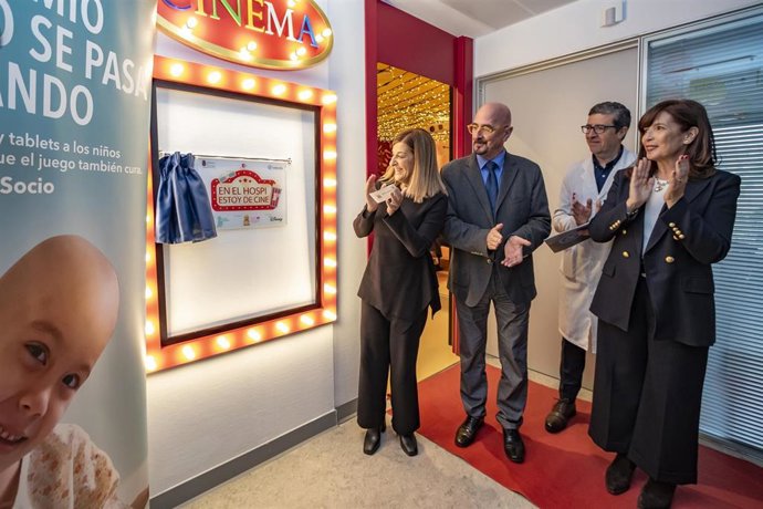 Inauguración de una sala de cine infantil en el hospital Valdecilla