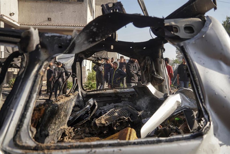 November 22, 2025, Gaza City, Gaza Strip, Palestinian Territory: Palestinians and civil defense teams recover victims killed in Israeli airstrikes on a civilian vehicle in the Abbas area, west of Gaza City, on November 22, 2025,Image: 1053923168, Licens