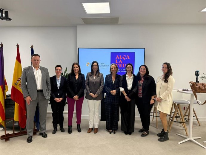 La consellera de Trabajo, Función Pública y Diálogo Social, Catalina Cabrer, participa en la mesa redonda 'Autonomía económica, igualdad e inclusión laboral como antídoto contra la violencia de género'.