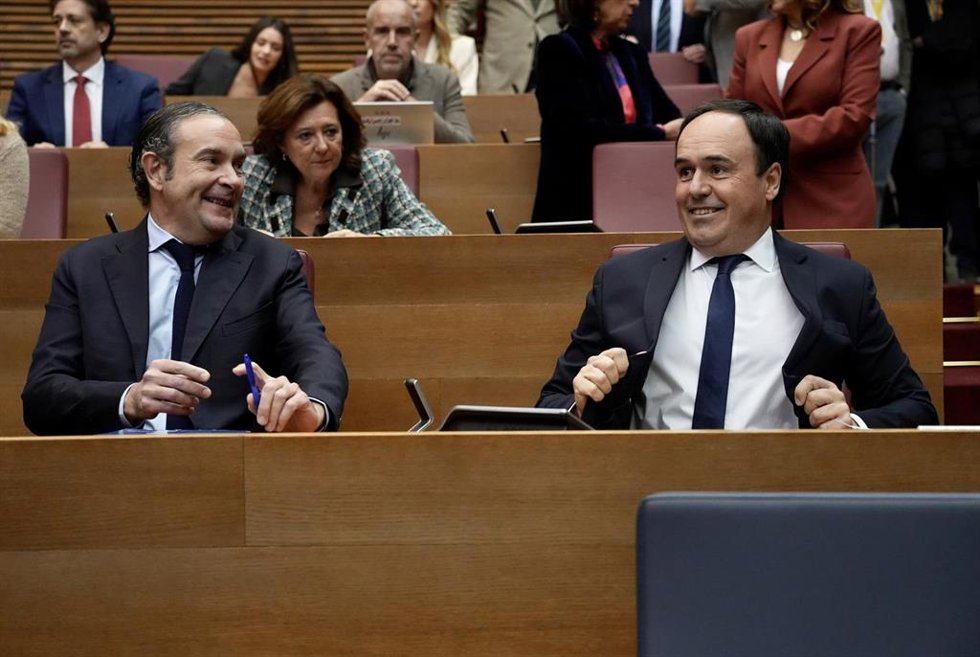 El síndic del grupo popular en las Corts Valencianes y secretario general del PP de la Comunitat Valenciana, Juanfran Pérez Llorca (d), durante el debate de investidura del nuevo president de la Generalitat valenciana, en Les Corts Valencianes, a 27 de 