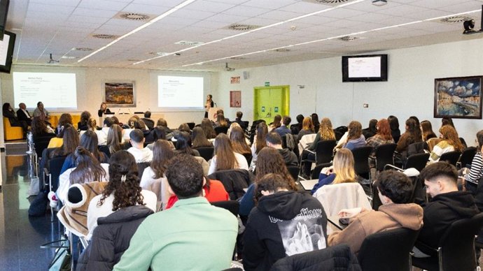 El Govern despliega un proyecto con realidad virtual y 5G para atender a personas con un TCA.