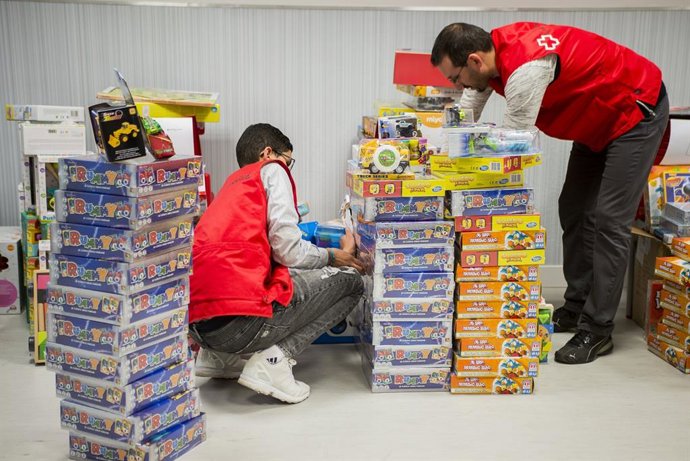 Cruz Roja recoge juguetes para 6.000 niños andaluces con la campaña 'Sus Derechos en Juego'.