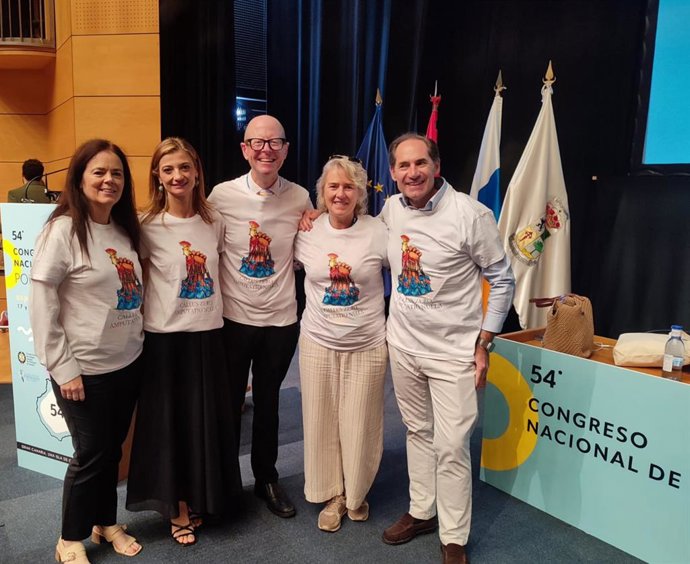 Da esquerda para a direita: a vice-presidente do CGCOP, Rosario Correa; a presidente, Elena Carrascosa; o professor David G. Armstrong; a Dra. Almudena Almudena Cecilia Matilla; e o Dr. José Luis Lázaro.