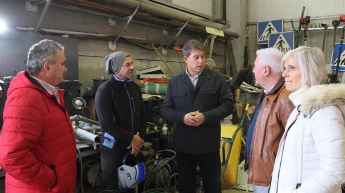 El secretario xeral del PSdeG, José Ramón Gómez Besteiro, y la diputada Patricia Iglesias visitan una comunidad energétia en Xermade