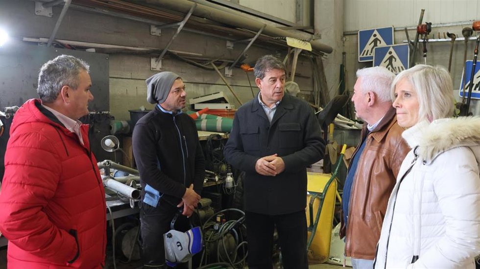 El secretario xeral del PSdeG, José Ramón Gómez Besteiro, y la diputada Patricia Iglesias visitan una comunidad energétia en Xermade