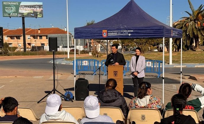 Alumnos de cinco colegios de San Javier participan en un acto contra la violencia de género