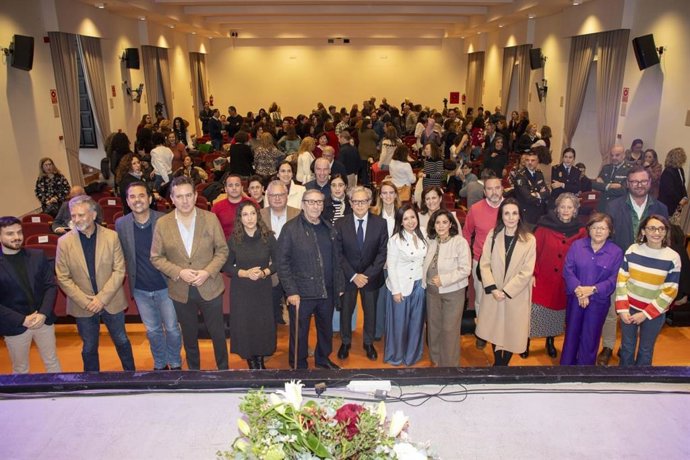 Foto de familia en el acto por los 40 años de trayectoria de los Servicios Sociales Comunitarios en la provincia de Córdoba.