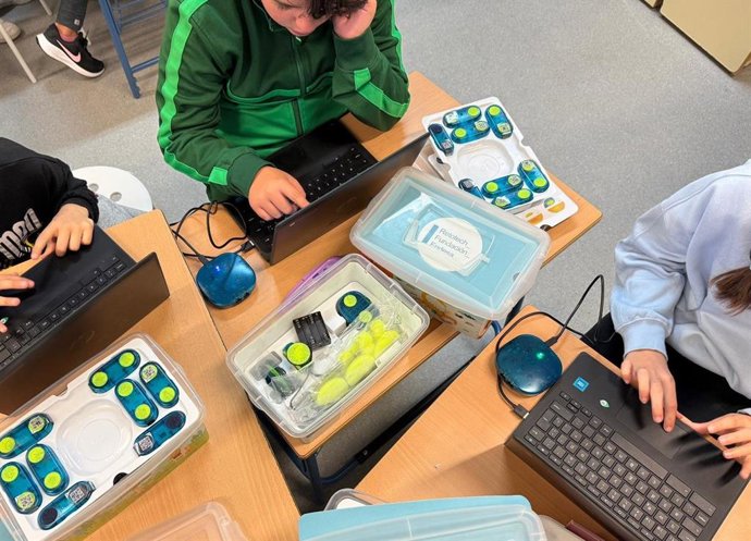 Un total de once colegios malagueños seleccionados para formar parte de la XI edición de RetoTech de Fundación Endesa han recibido este jueves sus kits dotados de materiales tecnológicos.