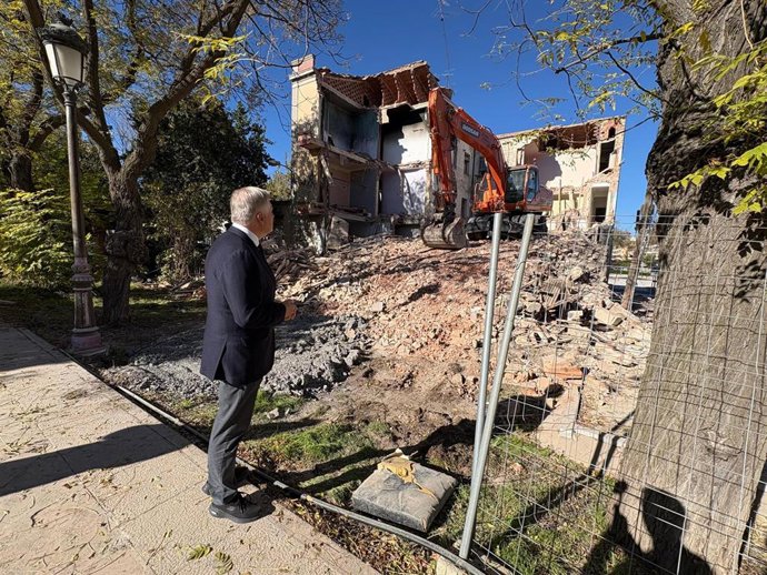 El alcalde de Ciudad Real, Francisco Cañizares, observando la demolición de una casa en el parque de Gasset.