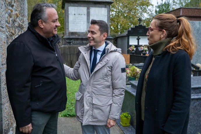 De izda a derecha:  Fiscal delegado de Memoria Democrática en la Fiscalía de Cantabria, Carlos Yáñez; el delegado del Gobierno, Pedro Casares, y la directora general de Atención a las Víctimas de Memoria Democrática del Ejecutivo central, Zoraida Hijosa